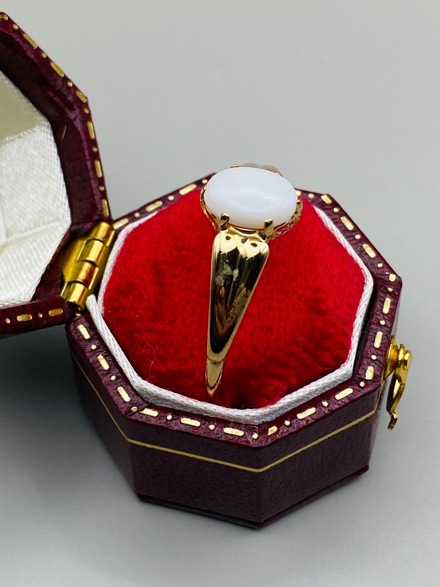 Bague vintage en or 333 (8k) et pierre blanche imitation opale