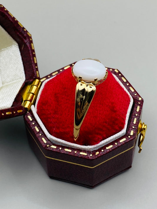 Bague vintage en or 333 (8k) et pierre blanche imitation opale