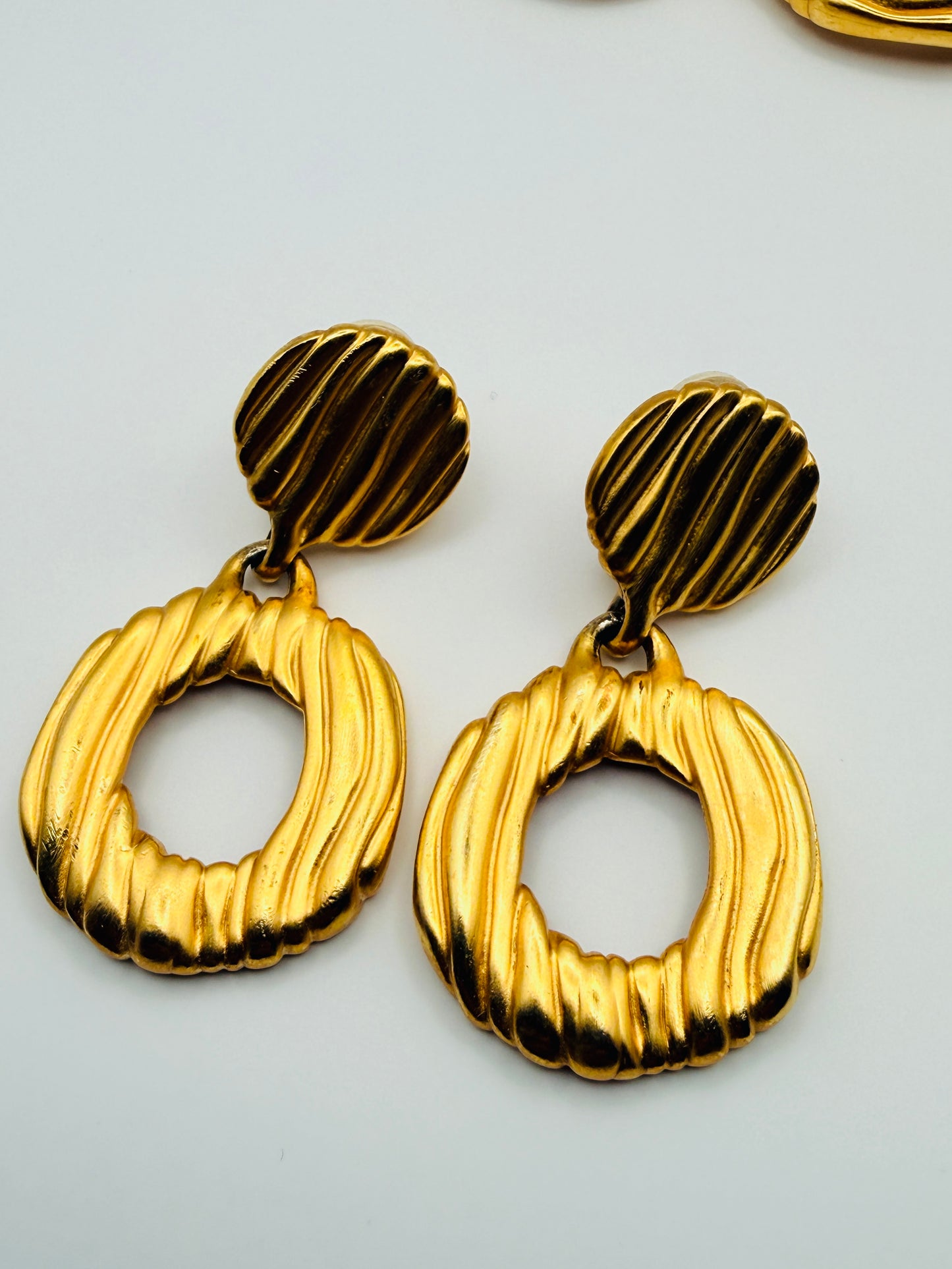 Parure vintage Anne Klein – Bracelet et boucles d’oreilles dorés