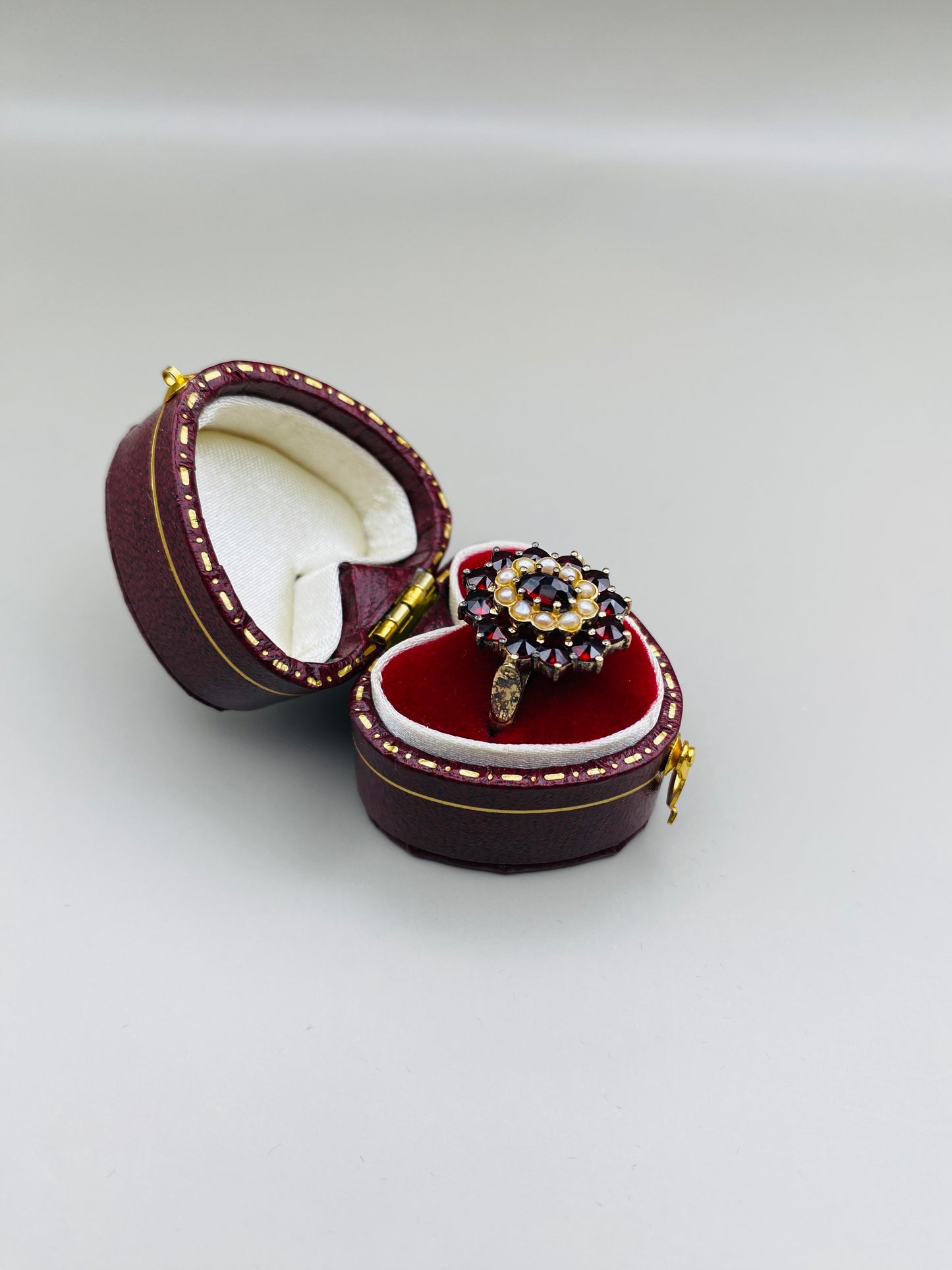 Bague ovale vintage grenats & perles, monture argent 800 Plaquée or