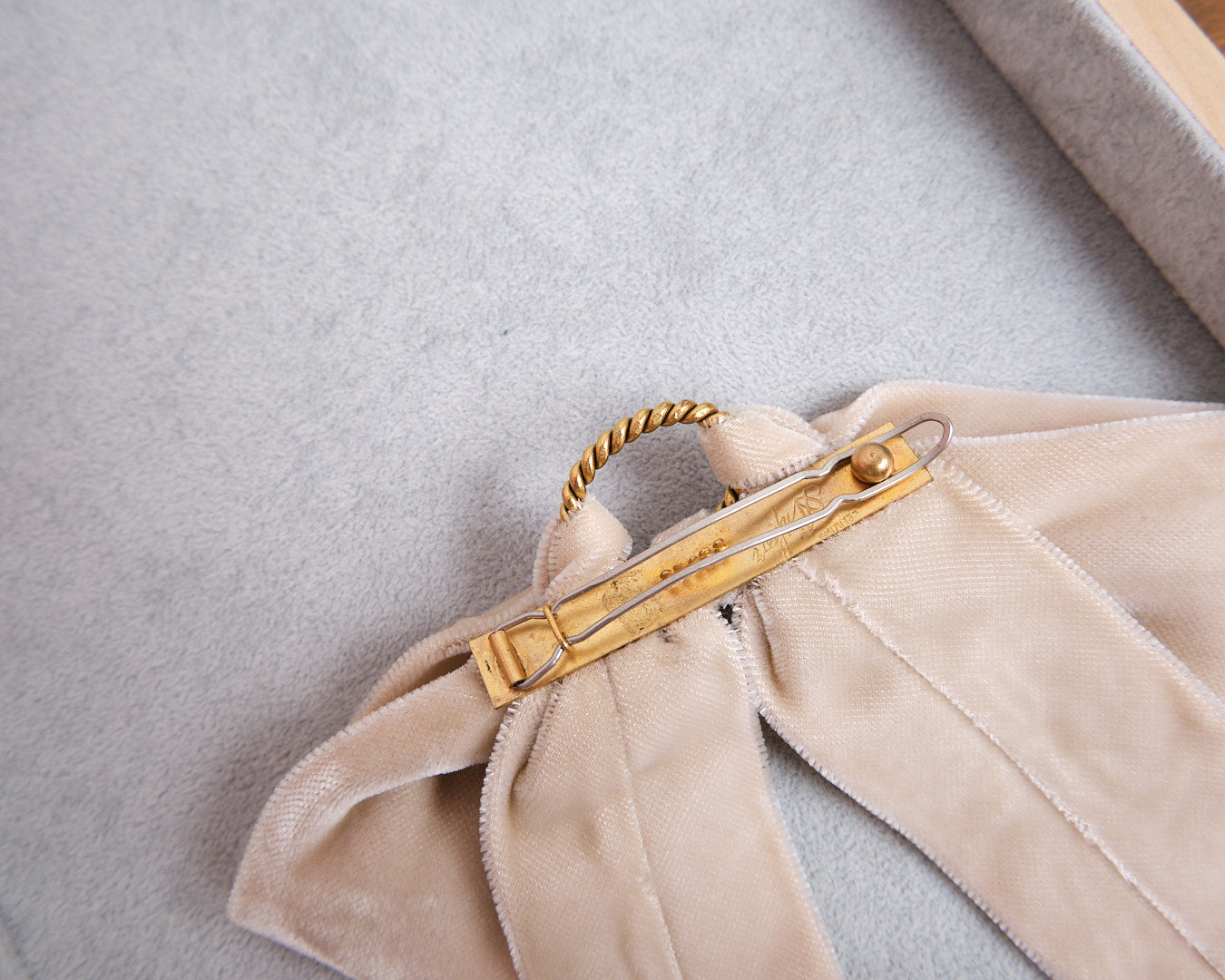 Barrette vintage en velours beige signée Arifior Creazioni