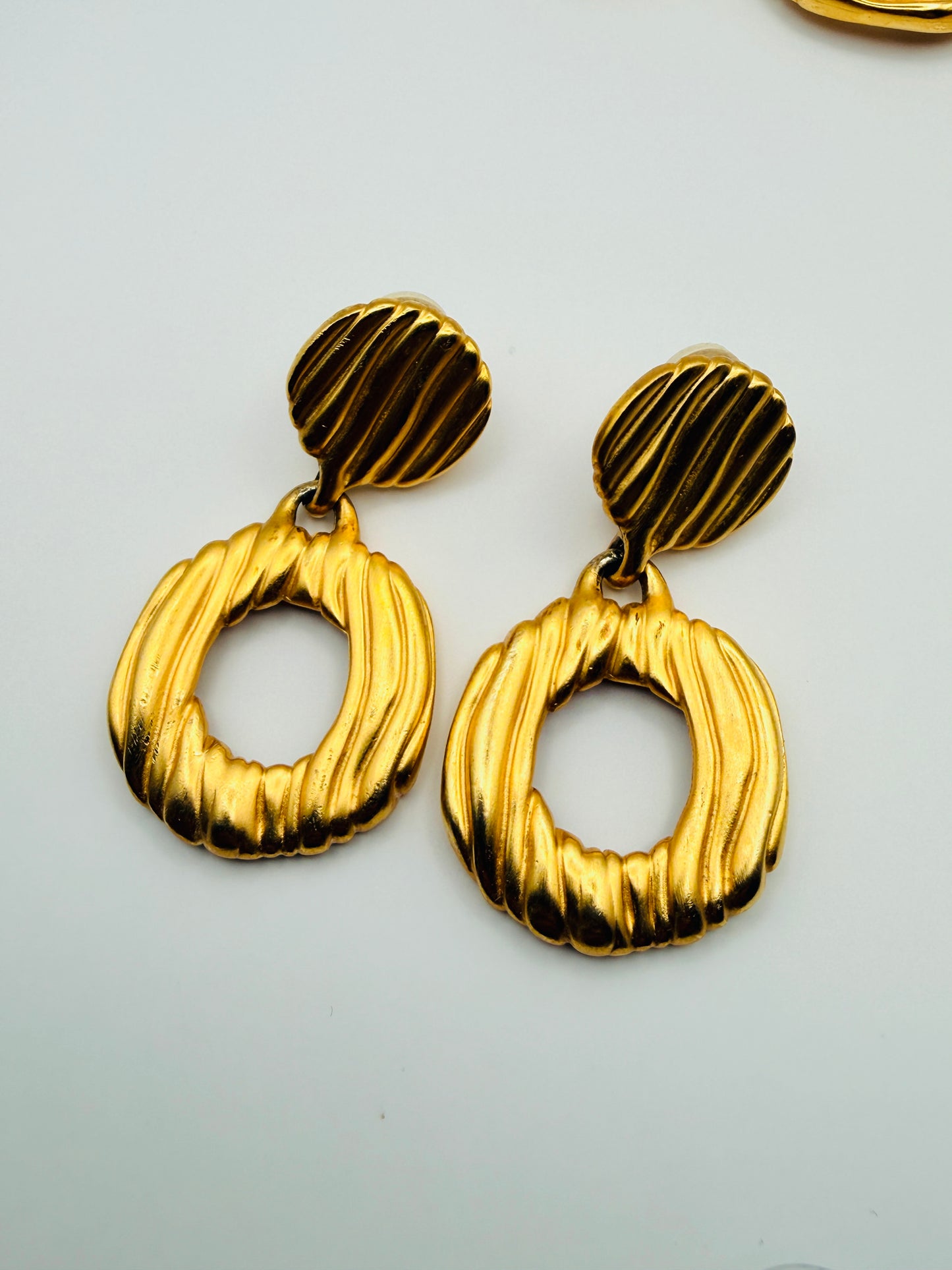 Parure vintage Anne Klein – Bracelet et boucles d’oreilles dorés