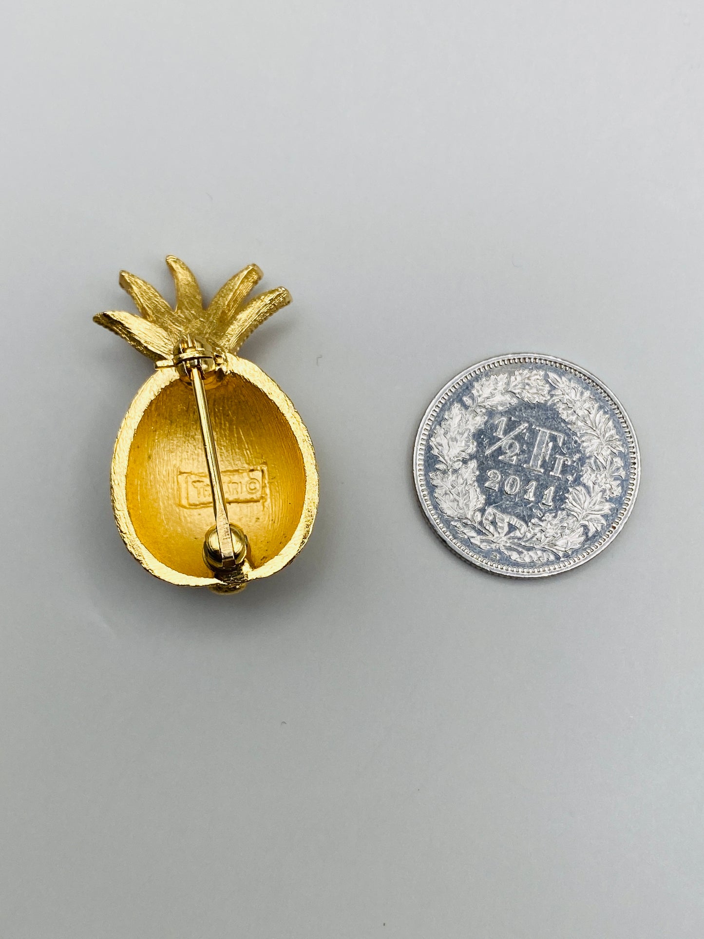 Trifari vintage mini brooch – textured gold pineapple (new)