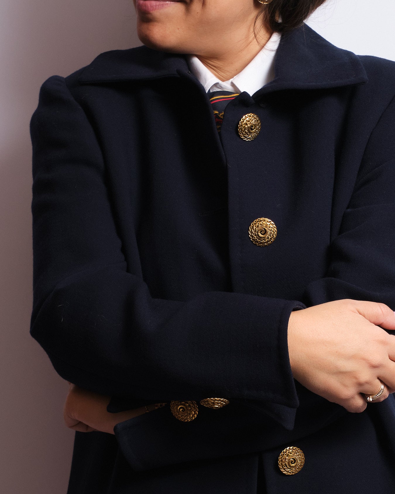 RESERVÉ•Manteau en laine bleu nuit – Boutons dorés artisanaux – Italie, années 70