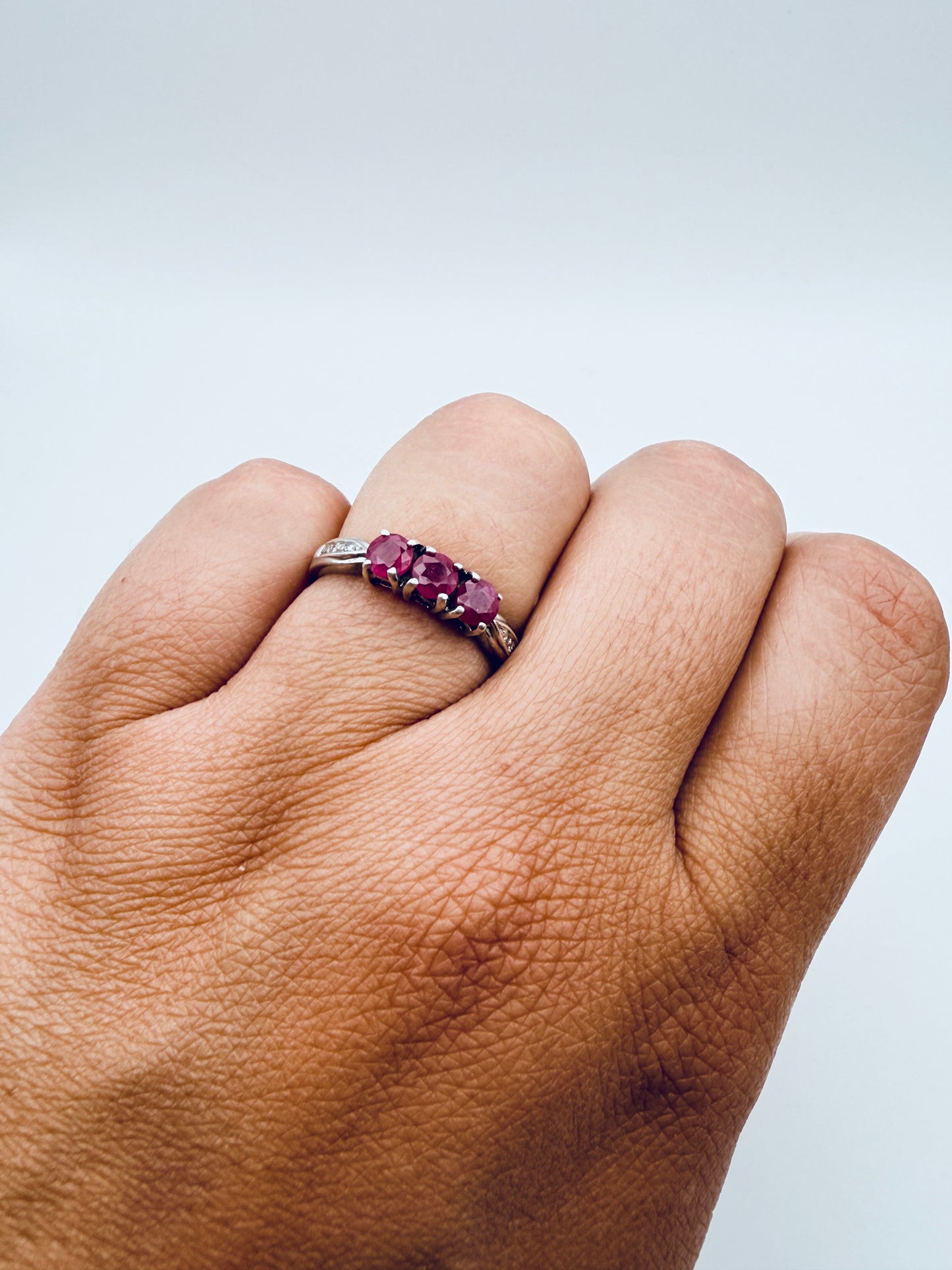 Bague vintage trilogie en argent et rubis