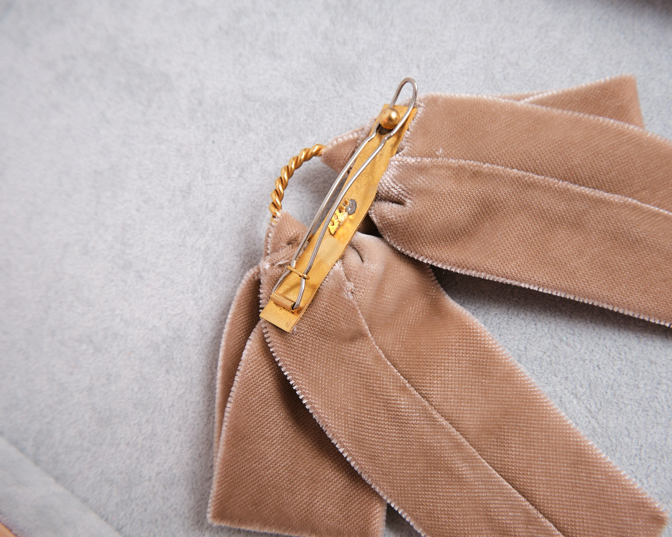 Barrette vintage en velours taupe signée Arifior Creazioni