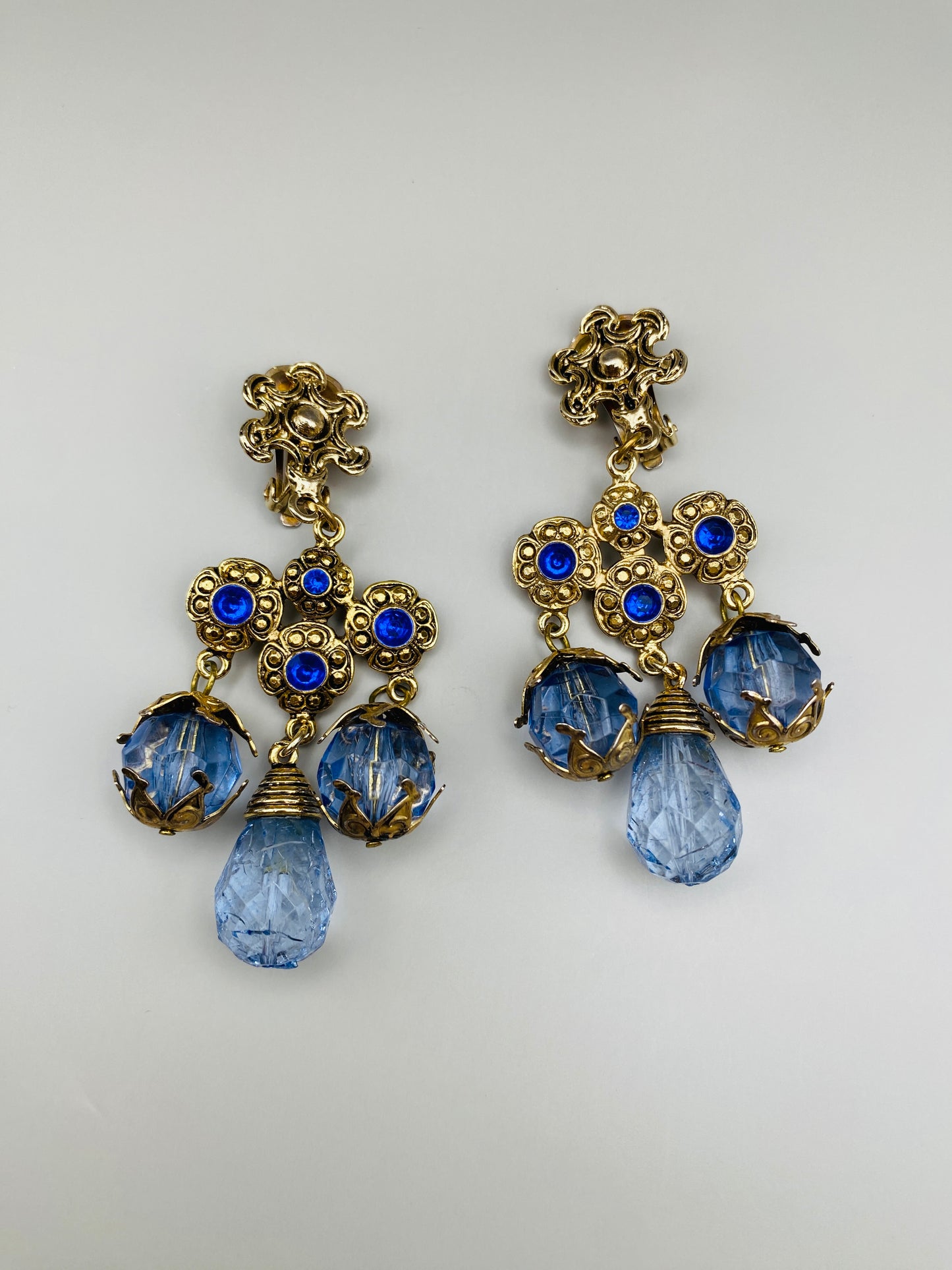 Clips pendants dorés avec pampilles bleues