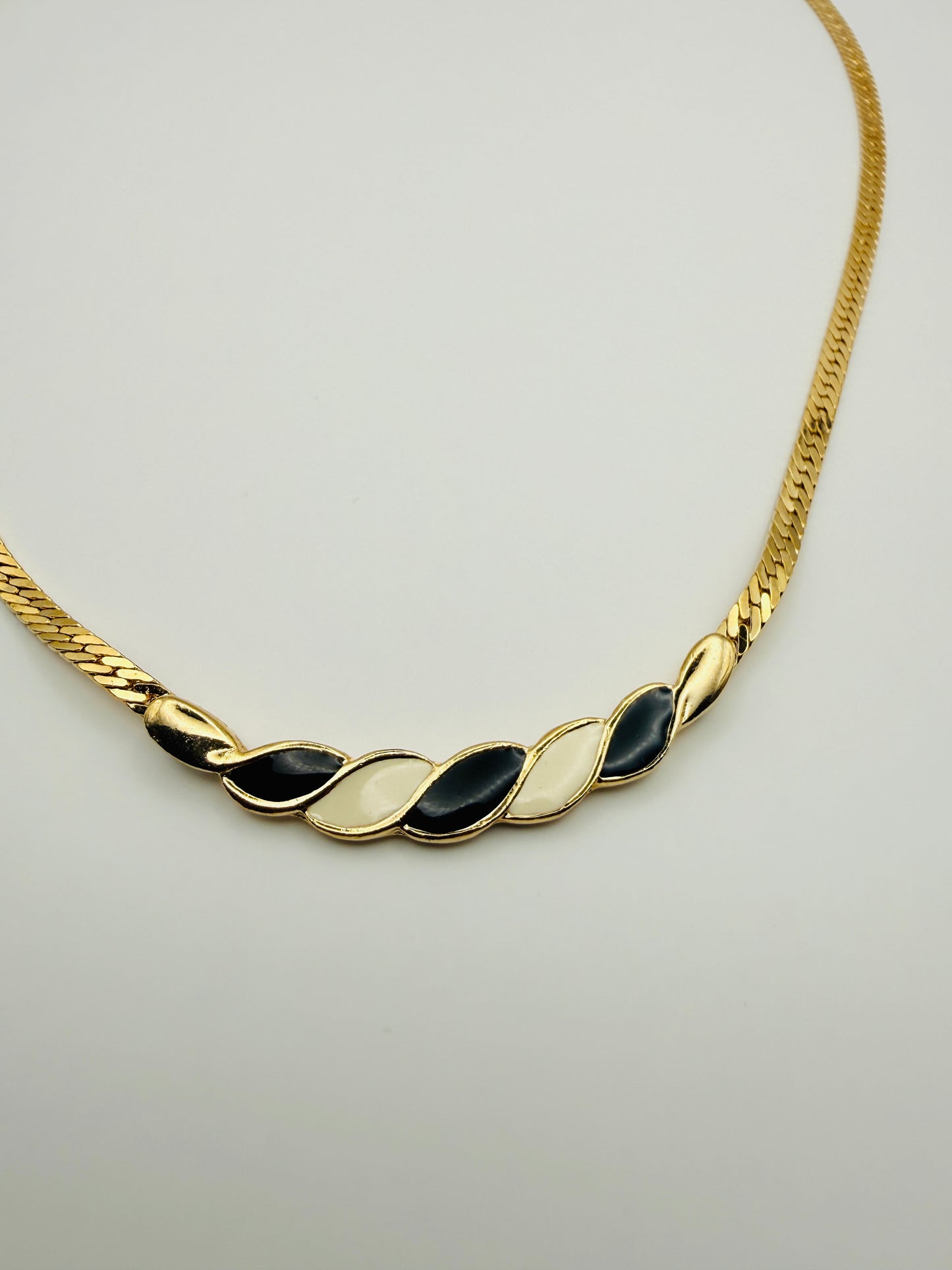 Collier vintage doré à mailles chevrons et émaux noir & ivoire