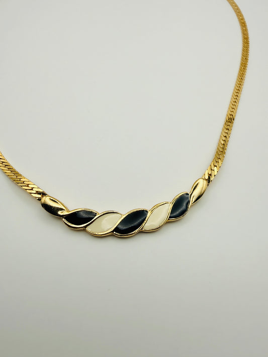 Collier vintage doré à mailles chevrons et émaux noir & ivoire