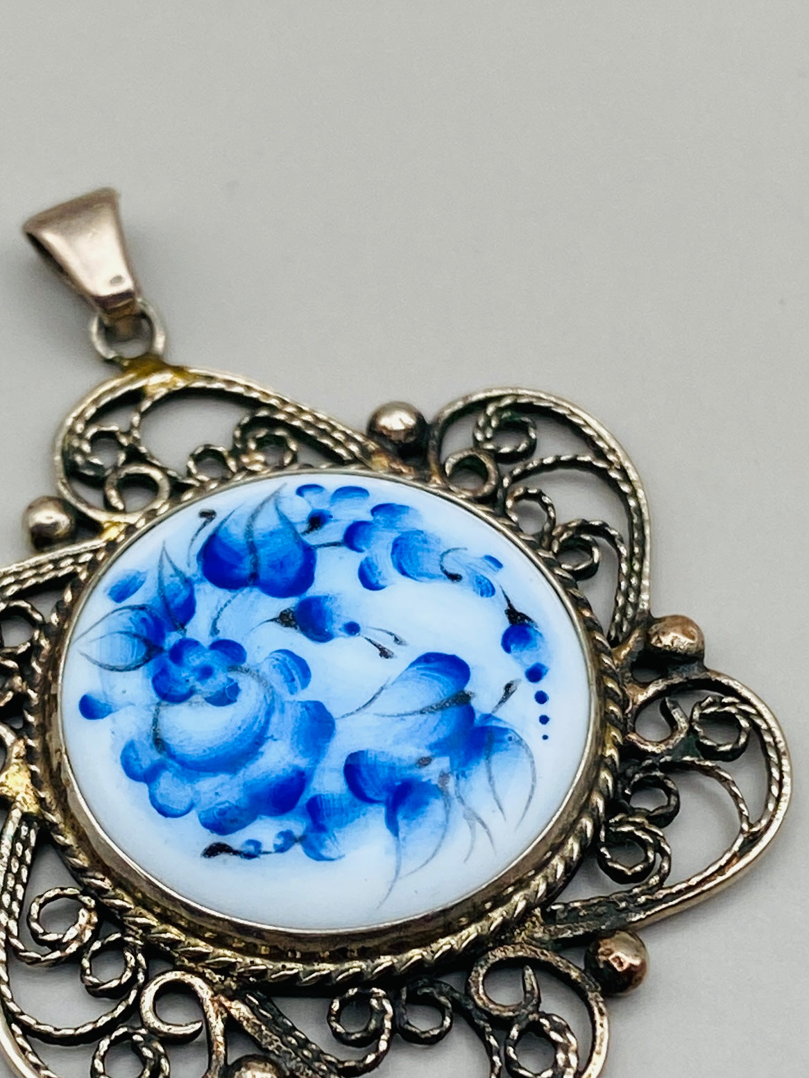 Pendentif vintage à décor floral bleu sur fond blanc – monture métal ajourée