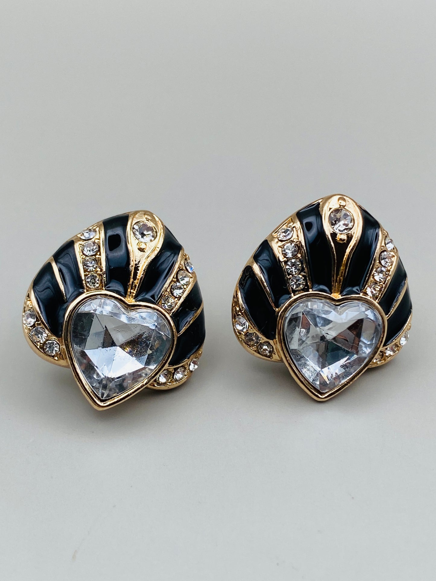 Boucles d’oreilles vintage cœur – Émail noir & cristaux
