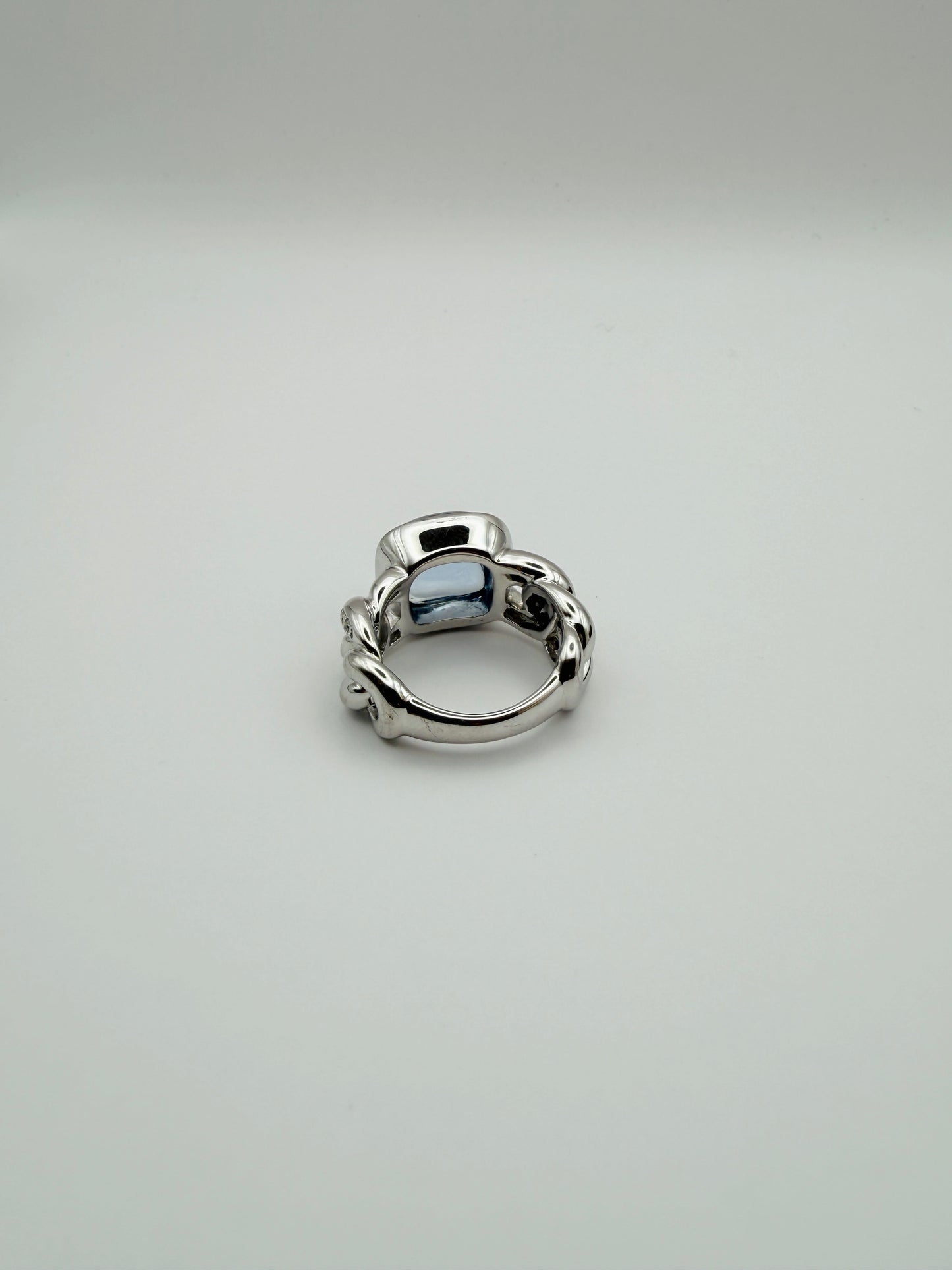 Bague contemporaine en argent 925 et topaze bleue