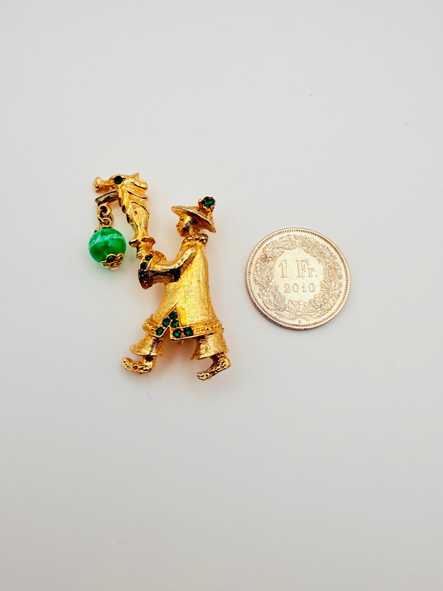 Broche vintage personnage asiatique et lanterne verte