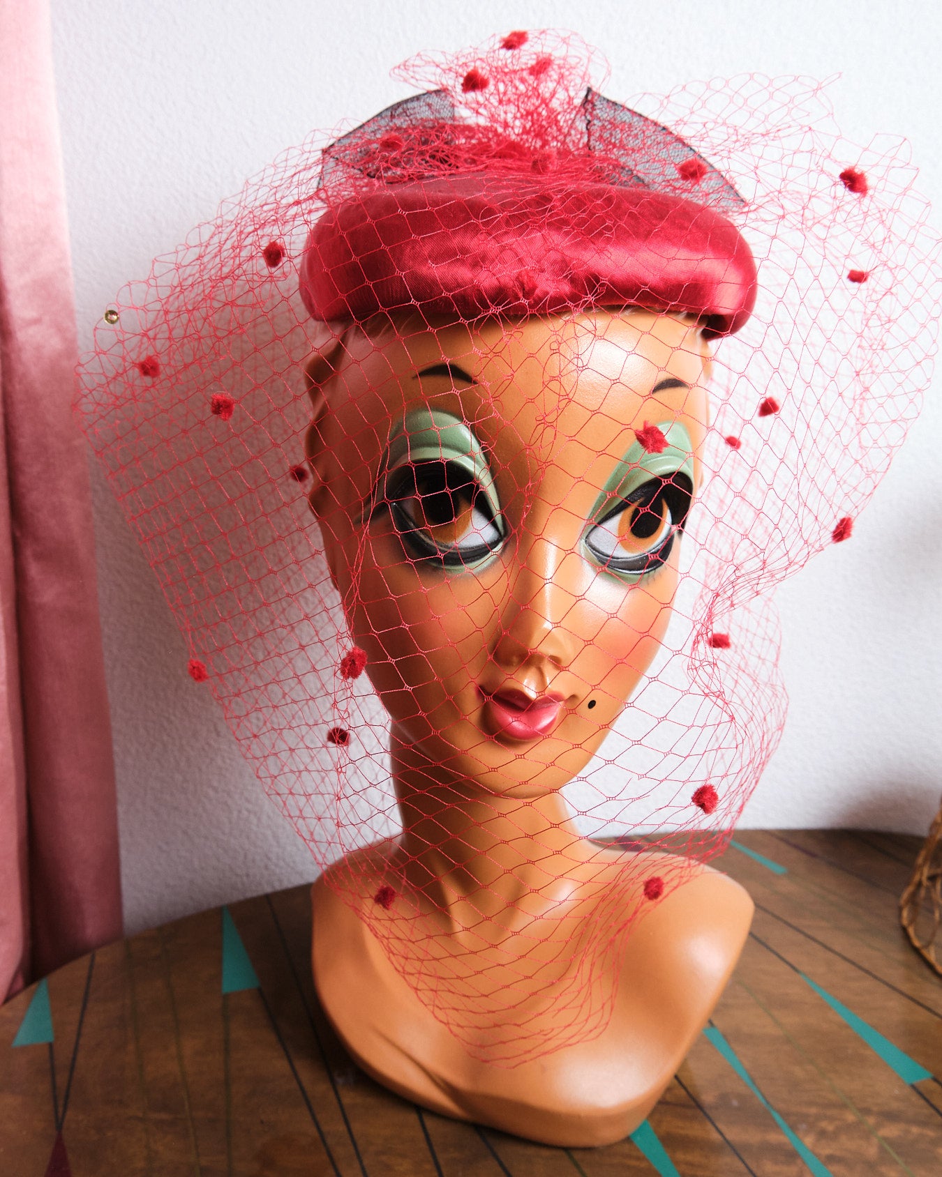 Bibi vintage satiné rouge à voilette
