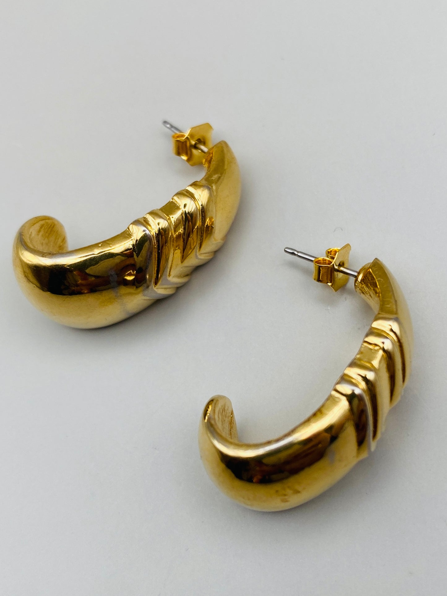 Boucles d’oreilles vintage Trifari – Sculpturales dorées