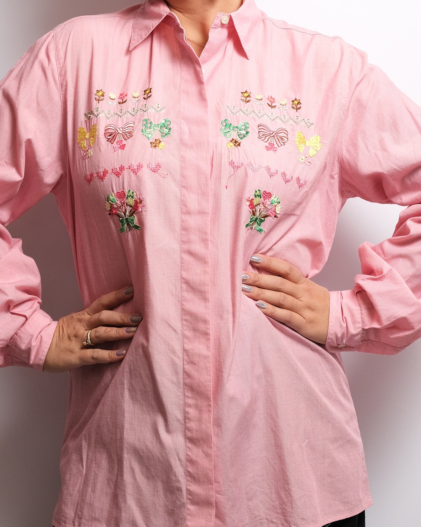Chemisier rose brodé – travail artisanal, années 80
