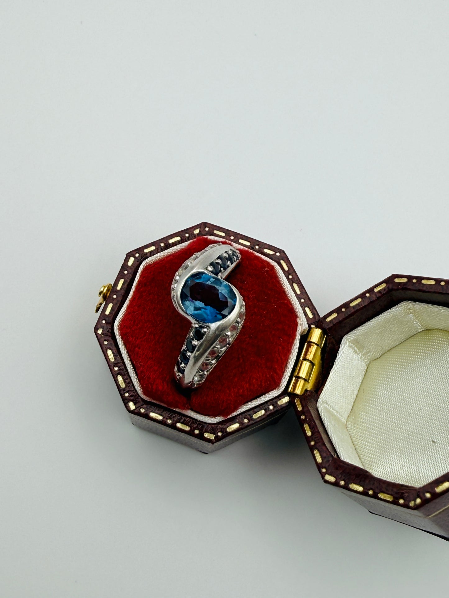 Bague argent 925, pierre bleue et oxydes
