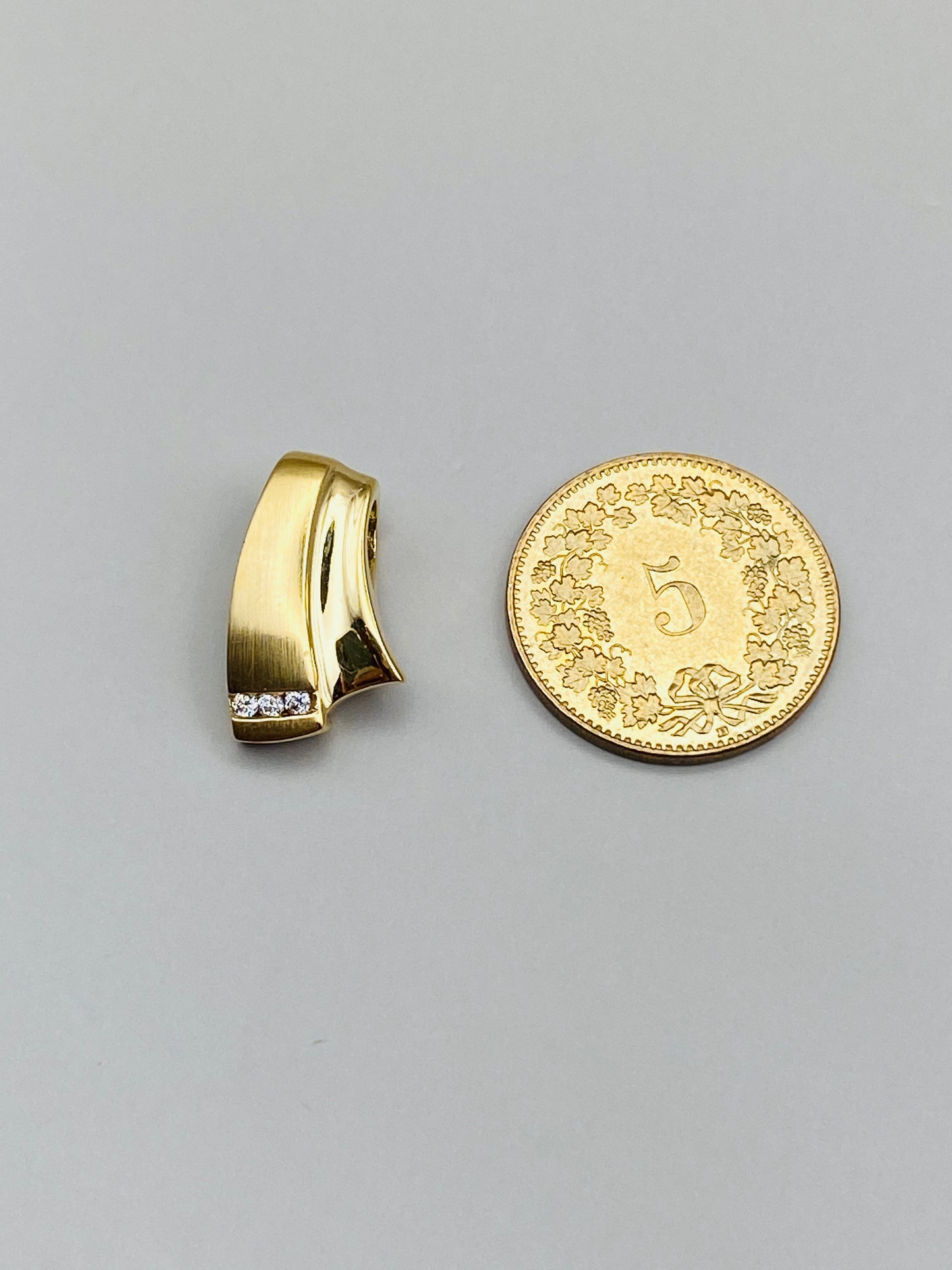 Pendentif graphique vintage en or 18 carats serti de diamants