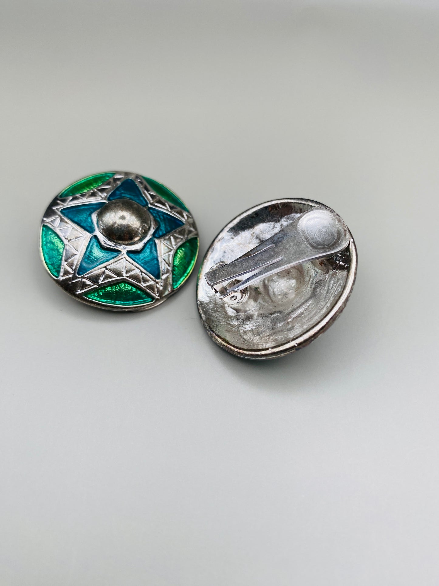 Clips Vintage ronds argentés émaillés vert et bleu étoile