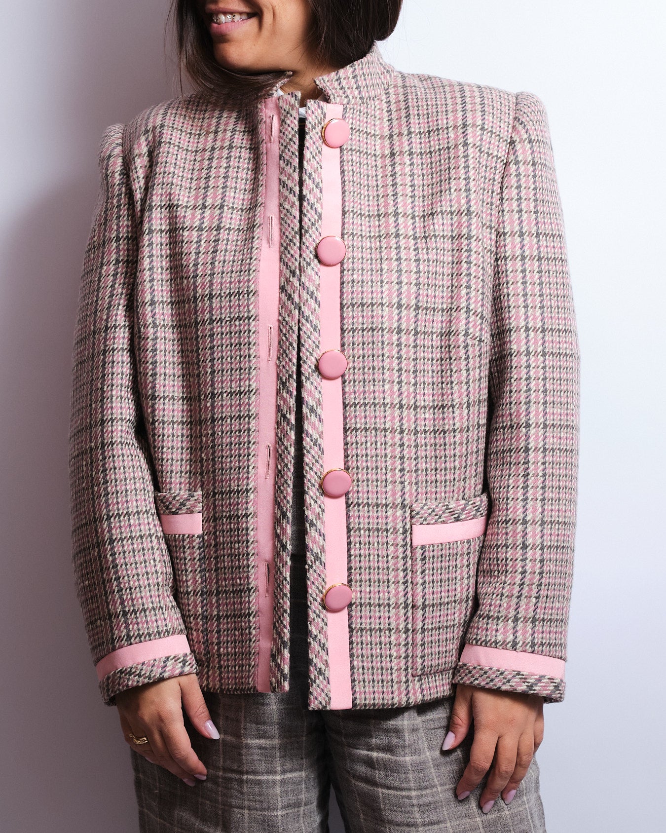 Veste en laine pied-de-poule rose – Détails satinés – Années 80
