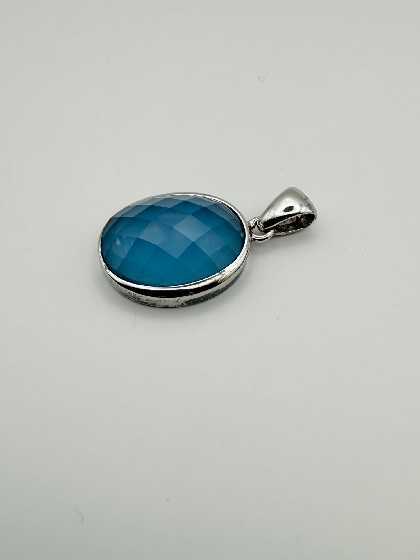 Pendentif vintage ovale facetté bleu en argent 925