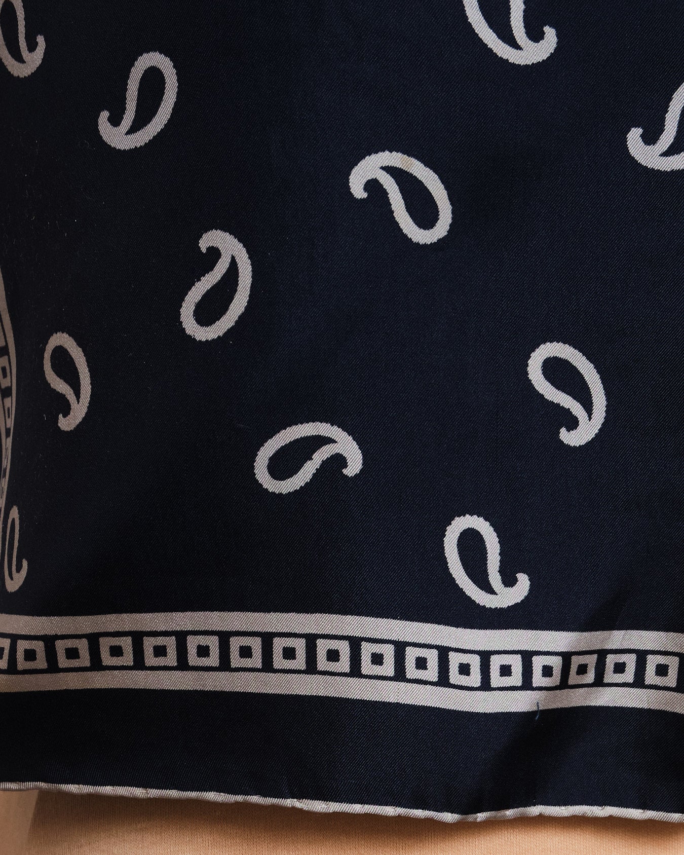Petit foulard vintage en soie bleu marine profond