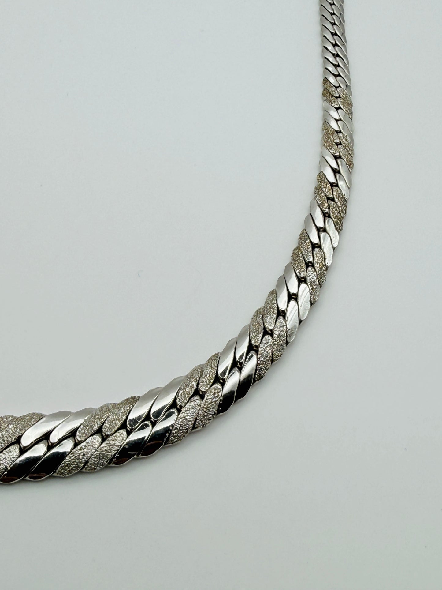 Collier gourmette texturée en or blanc 750 18k