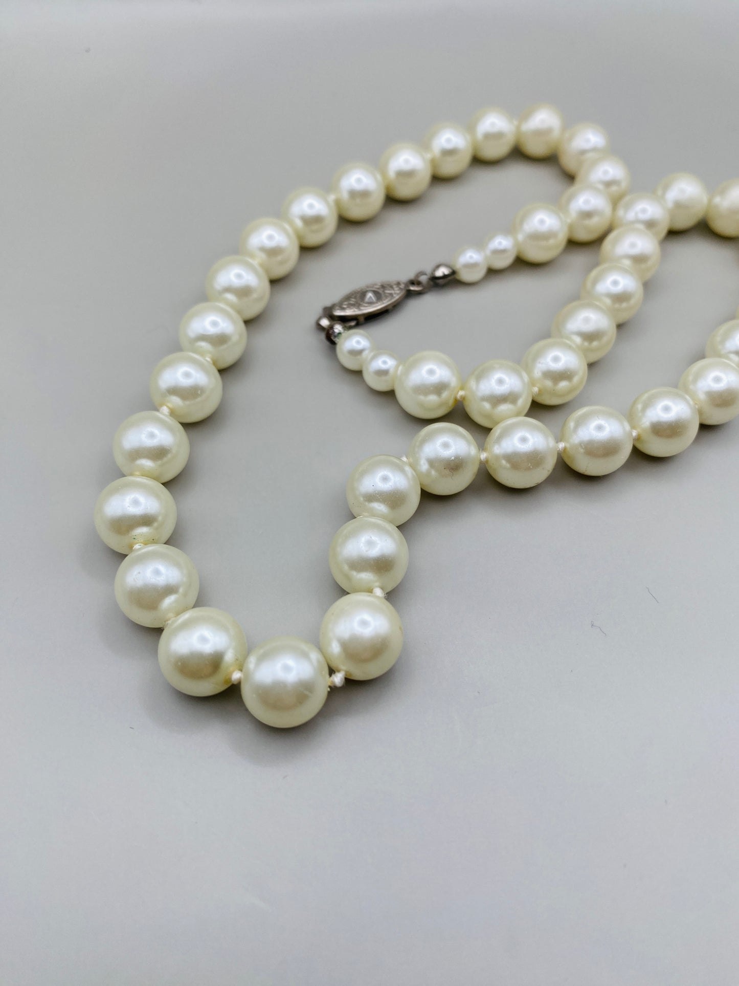 Collier vintage à perles en verre nacré – perles de taille moyenne – ivoire