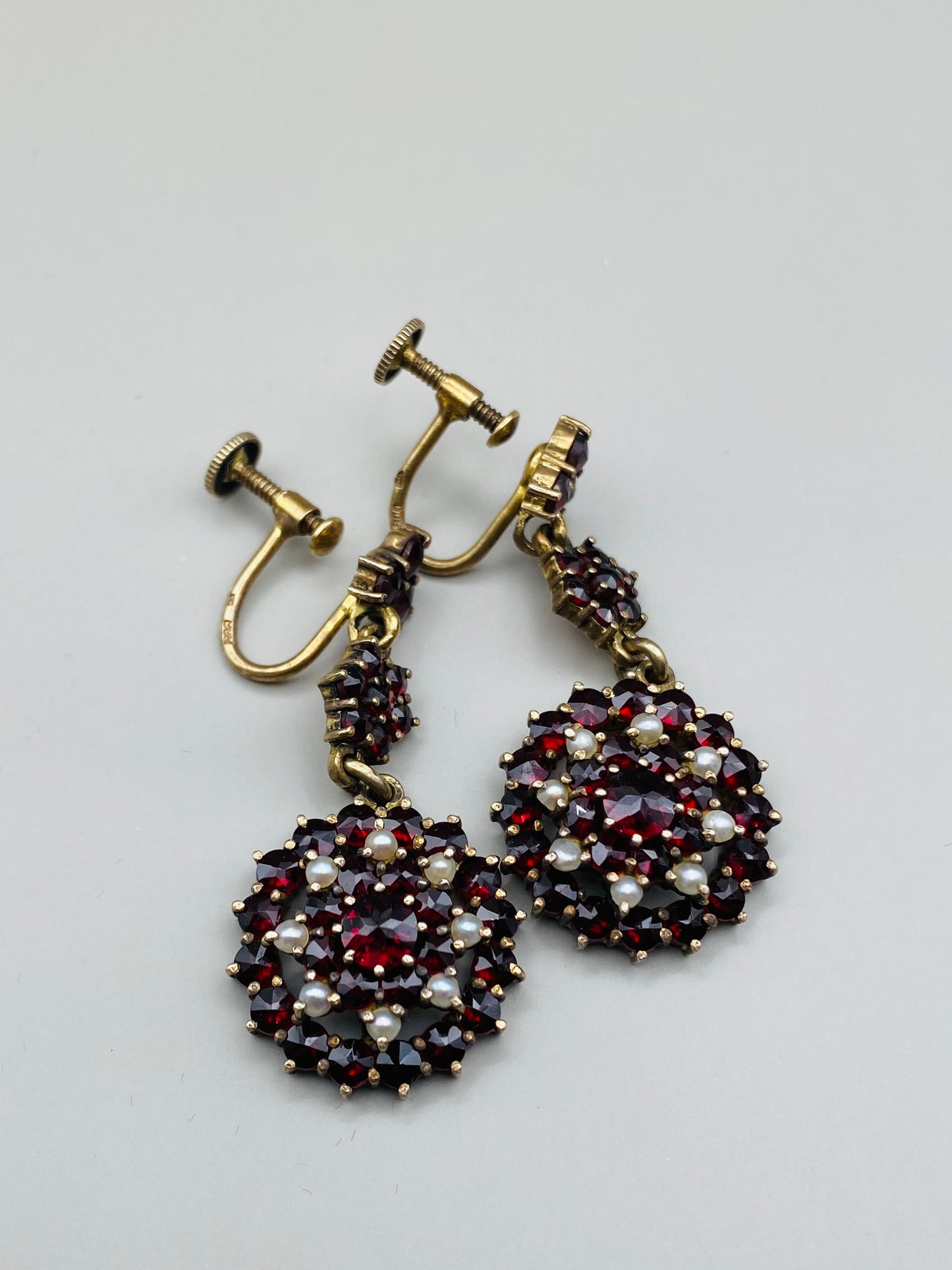 Boucles d’oreilles pendantes vintage grenats & perles, fermoir à vis argent 800 plaqué or