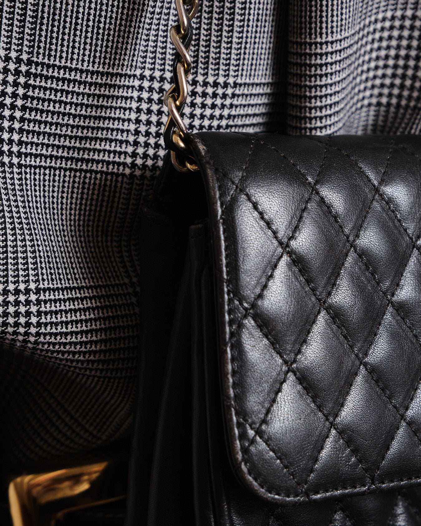 Sac matelassé vintage noir à chaîne dorée — esprit iconique années 80/90