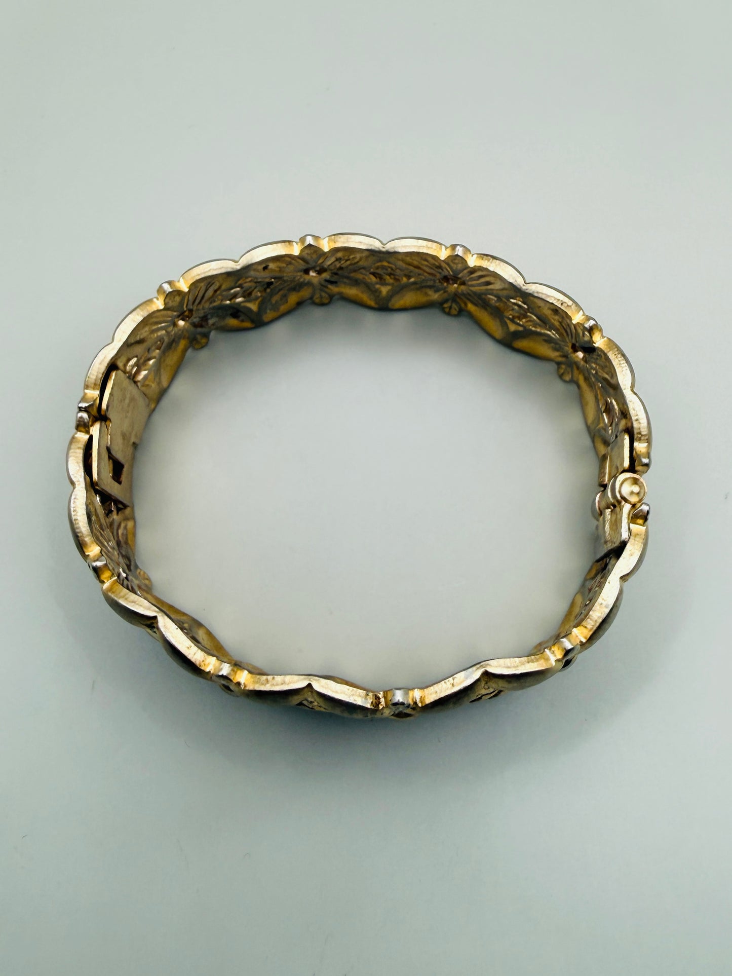 Bracelet vintage floral doré – esprit rétro romantique