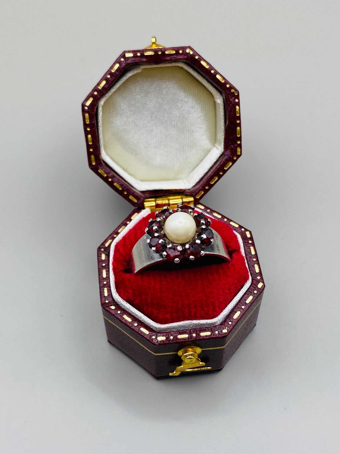 Vintage ring in 835 silver, genuine pearl &amp; garnets