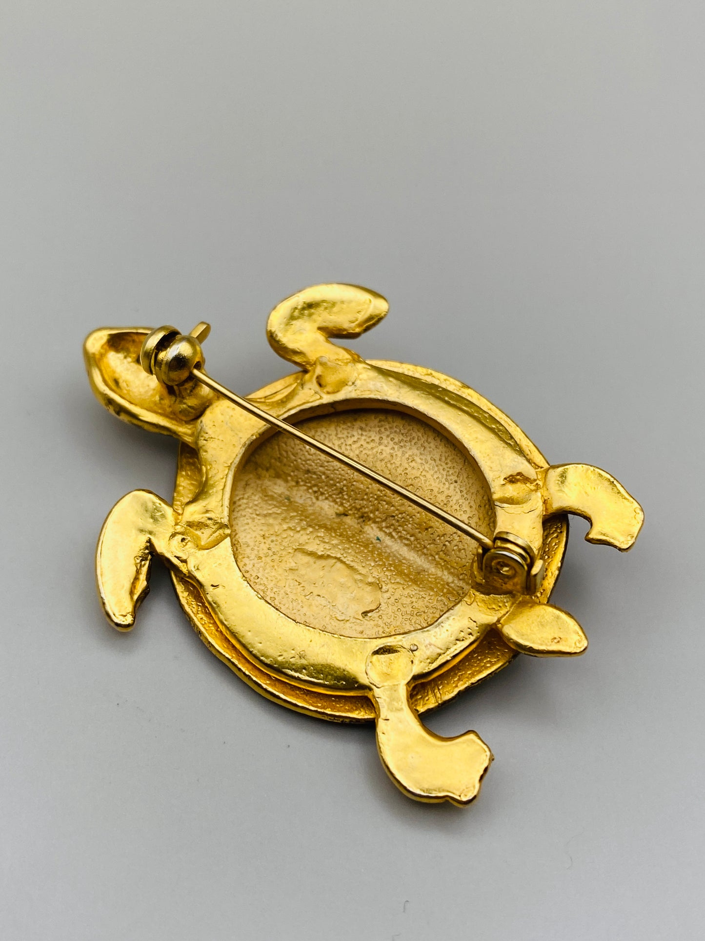 Broche vintage tortue dorée – Années 1980