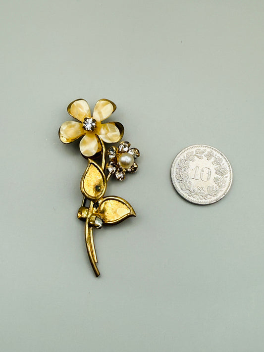 Broche vintage fleur nacrée & strass – esprit romantique