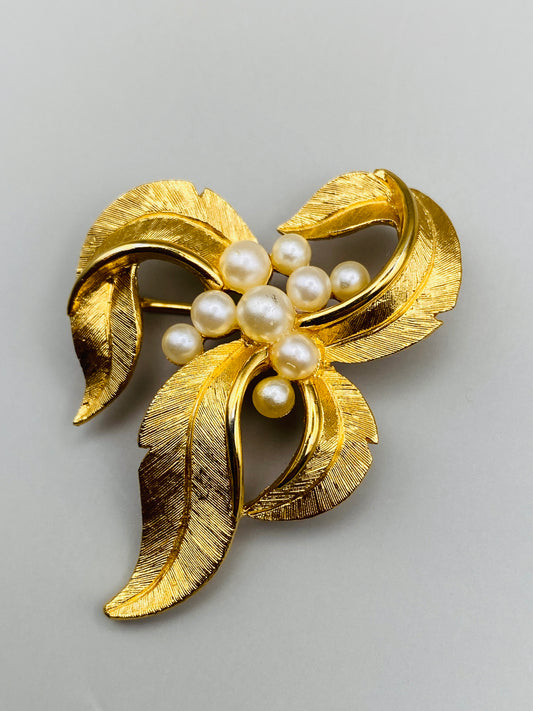 Broche vintage Trifari – Bouquet doré & perles nacrées (neuf)
