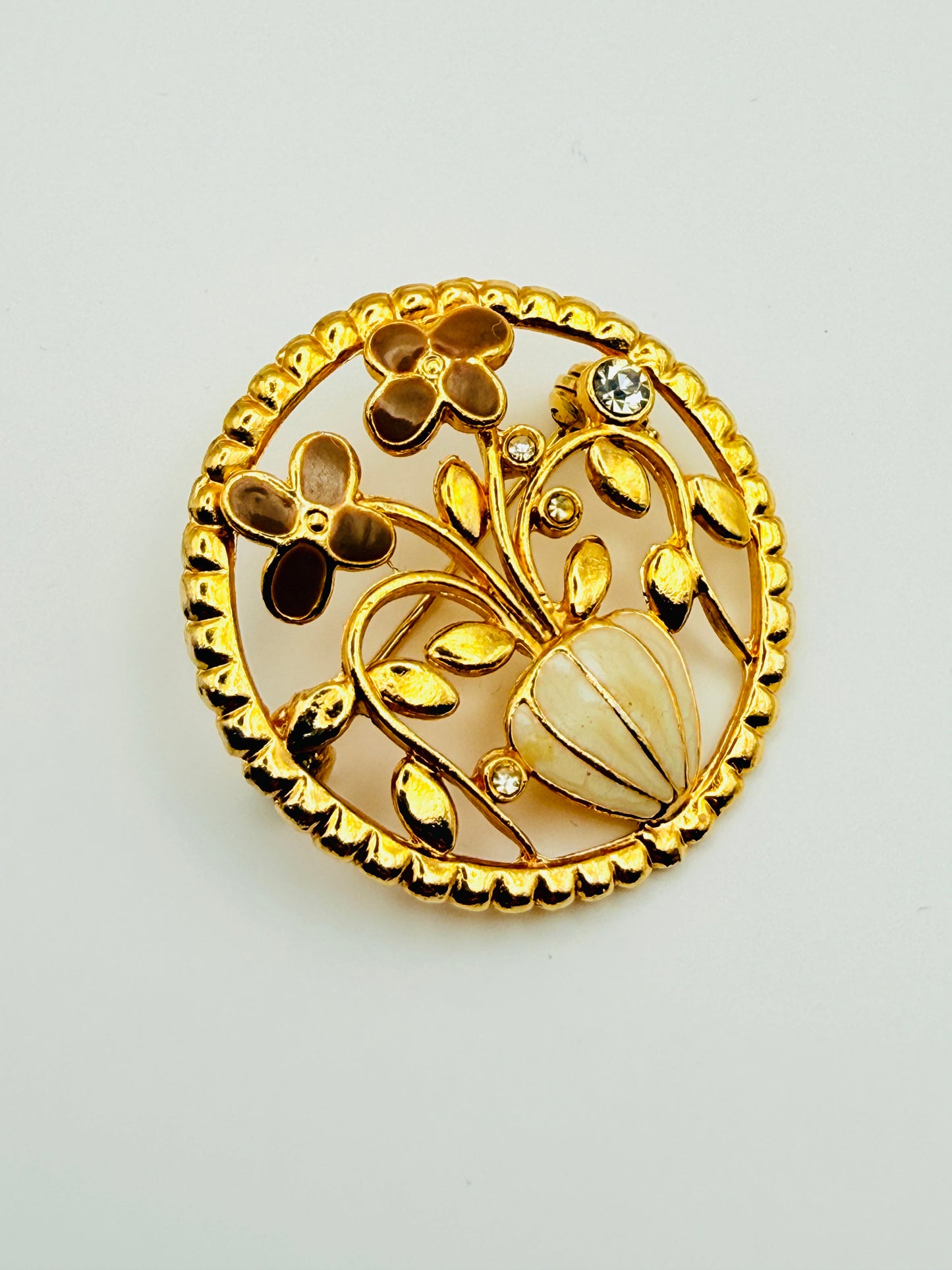 Broche florale ronde dorée nacrée vintage