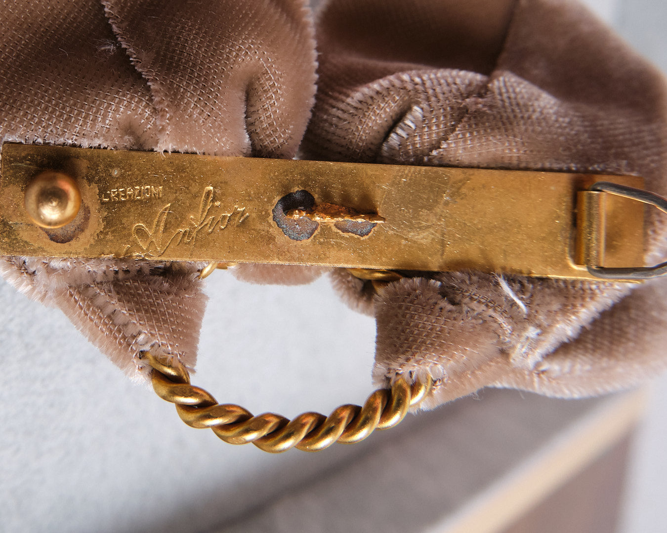 Barrette vintage en velours taupe signée Arifior Creazioni