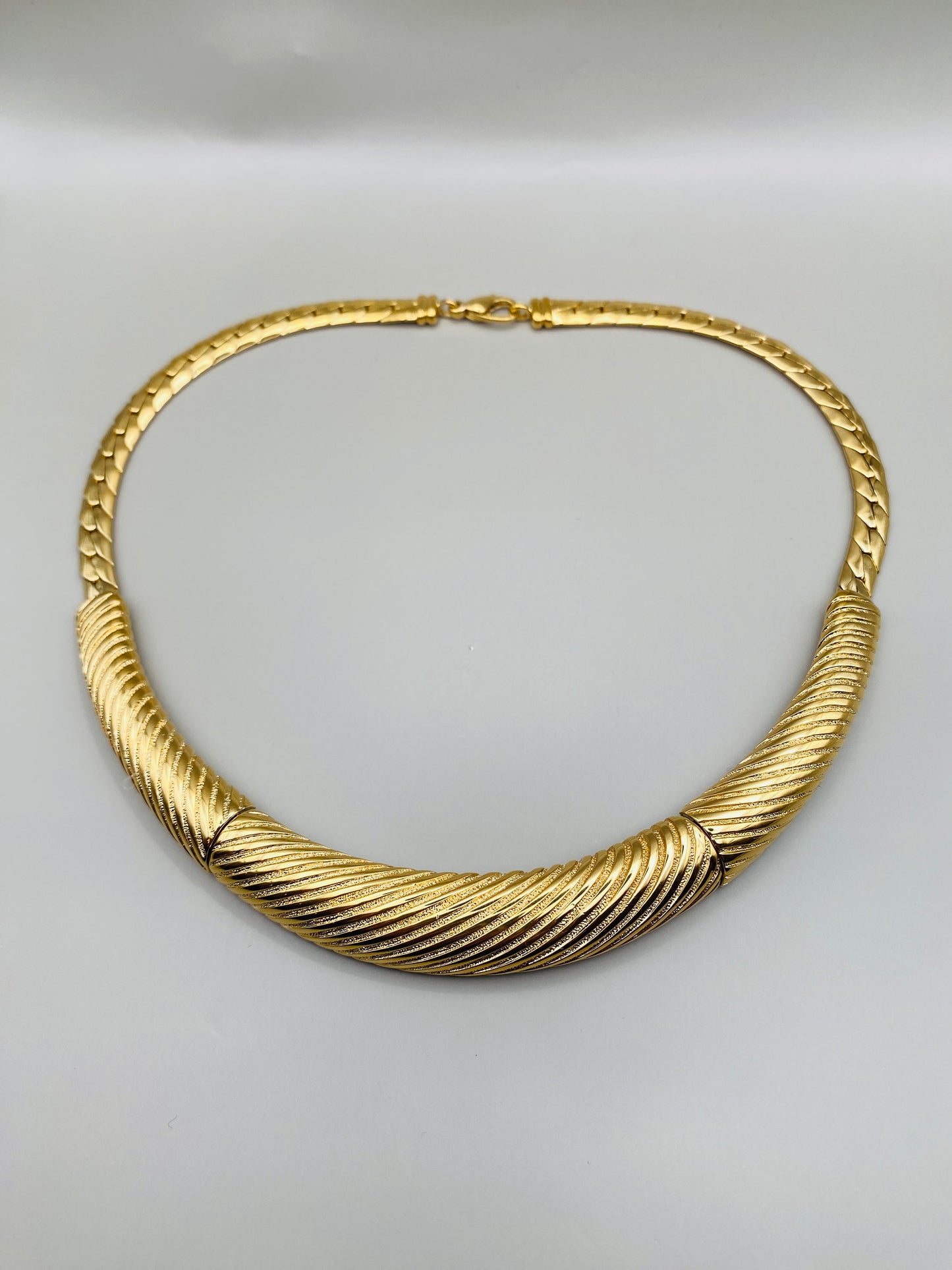 Collier Pierre Lang vintage – plastron doré texturé