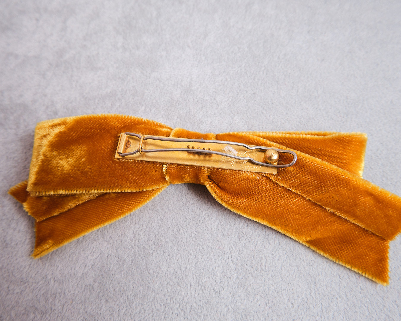 Barrette vintage en velours moutarde signée Arifior Creazioni
