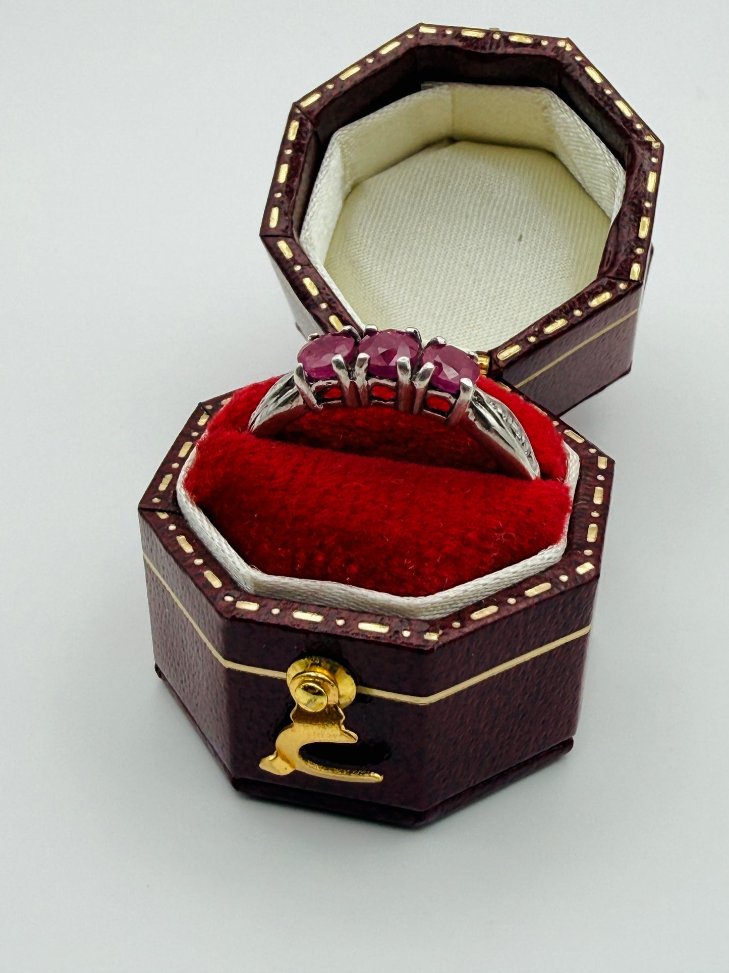 Bague vintage trilogie en argent et rubis