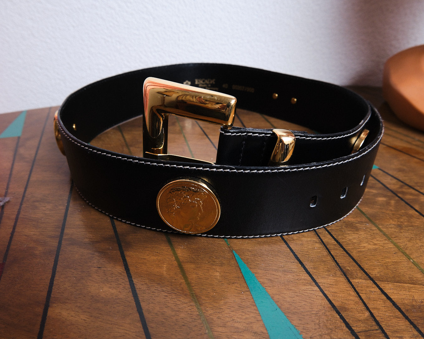 Ceinture Escada vintage en cuir noir et métal doré — Made in Western Germany