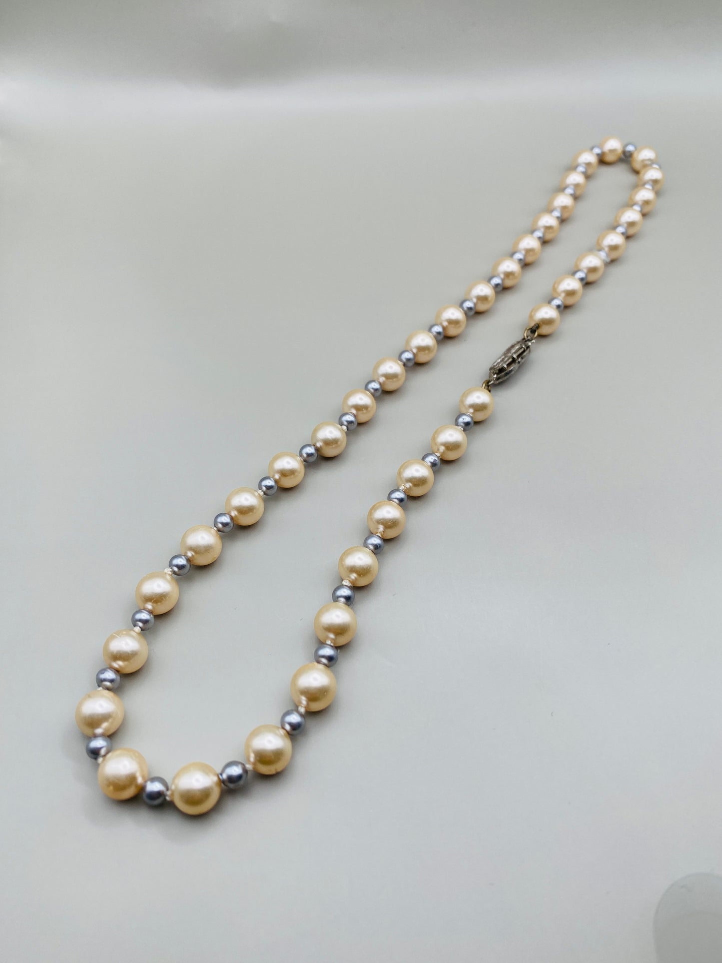 Collier vintage de perles fantaisie en verre – perles ivoire et gris perle