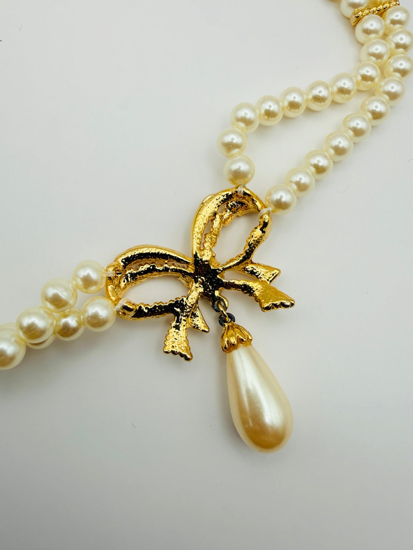 Collier vintage double rang de perles nacrées et nœud strassé