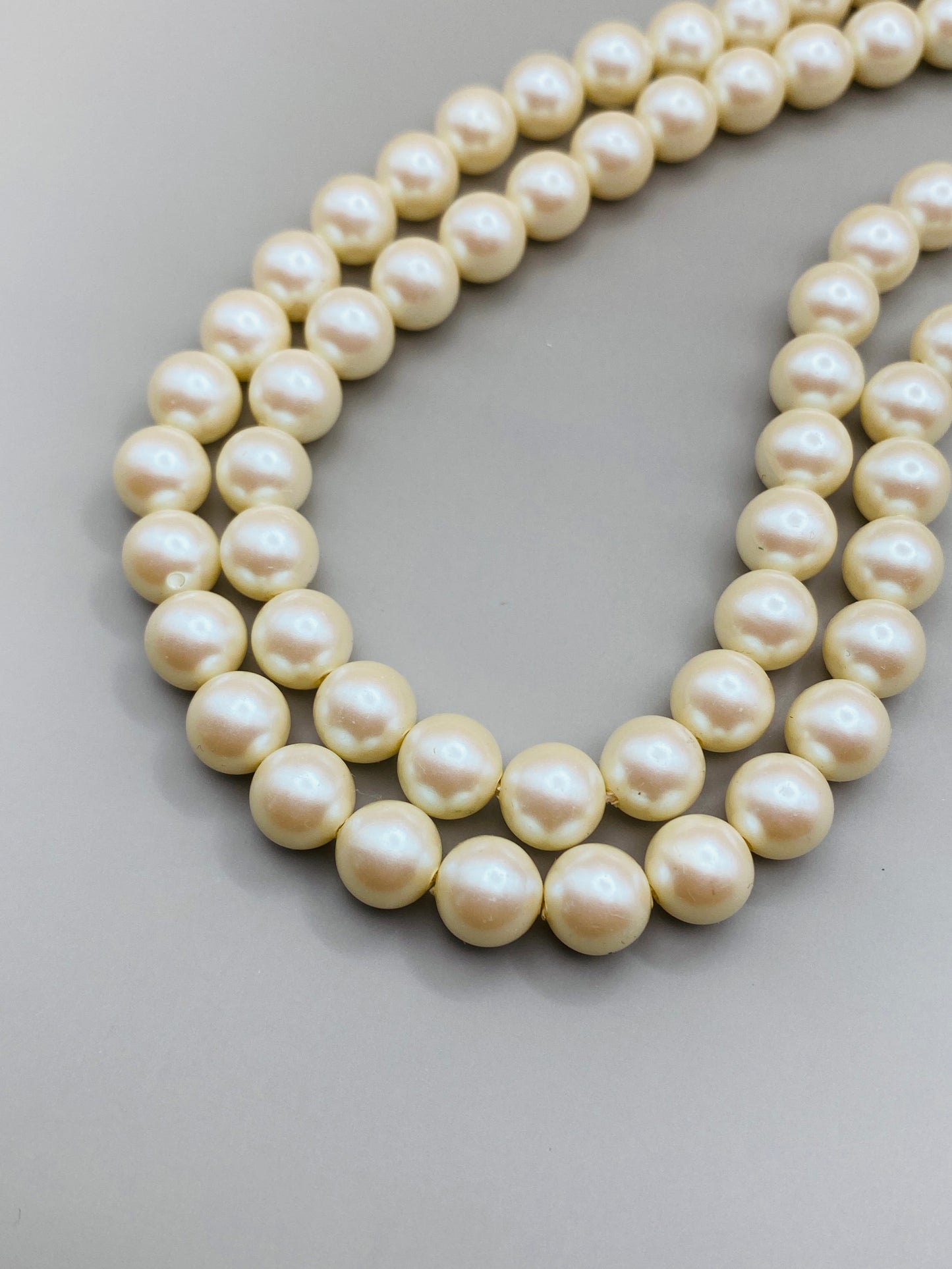 Collier vintage double rang de perles fantaisie en plastique – fermoir fleur strassé