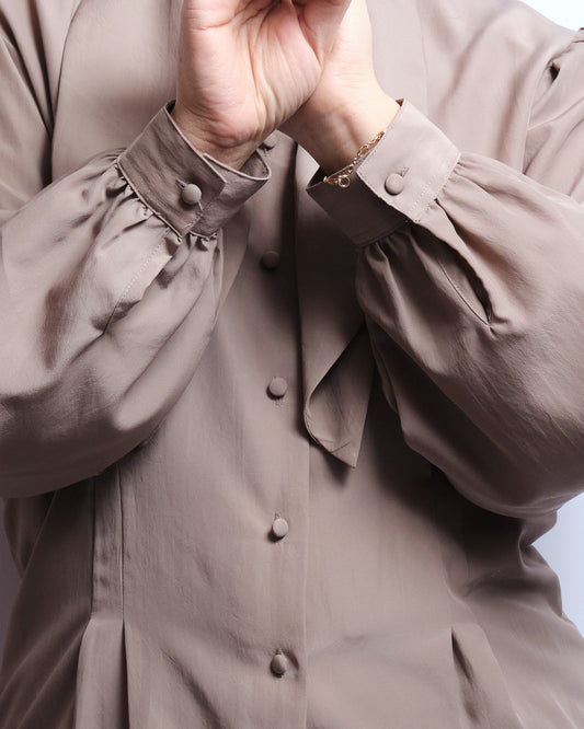 Chemisier vintage H&M – élégance minimaliste et lavallière douce