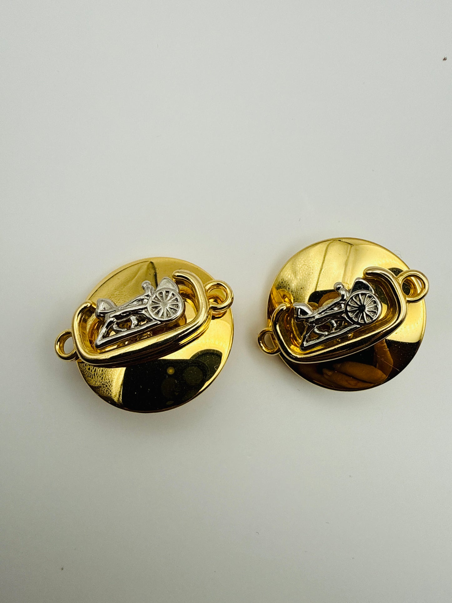 Boucles d’oreilles vintage motif char antique doré et argenté
