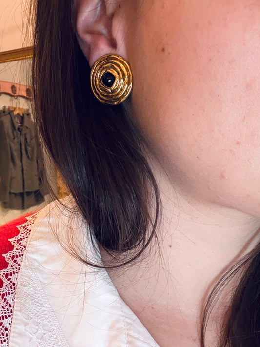 Boucles d’Oreilles Chanel Vintage Clips — Motif Sculptural Doré & Pierre Noire