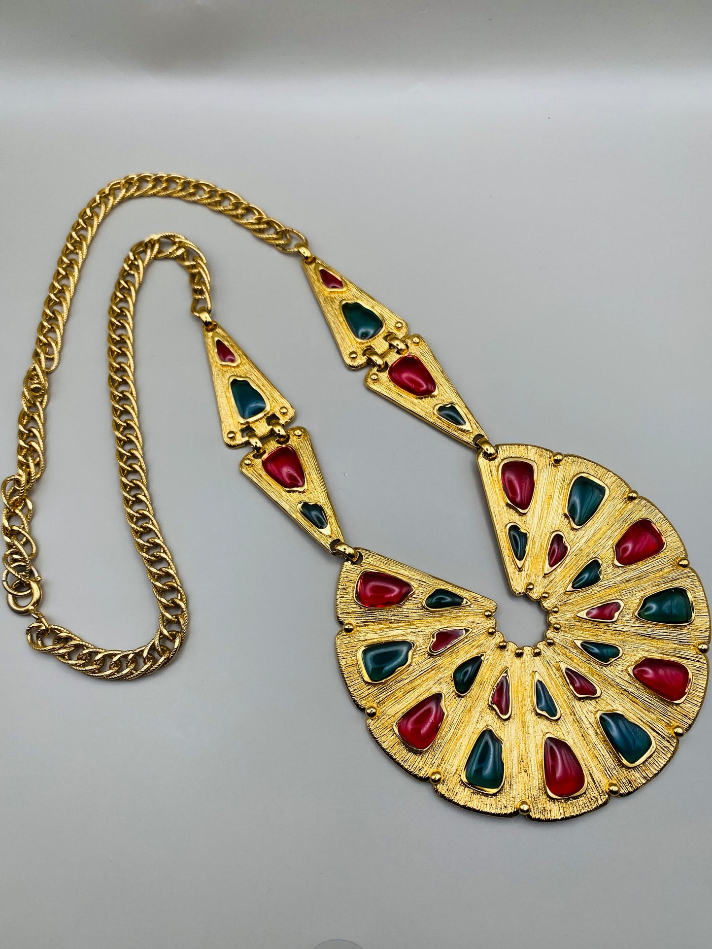 Ensemble vintage Trifari – Collier plastron & boucles d’oreilles, cabochons rouge rubis & vert émeraude (neuf)