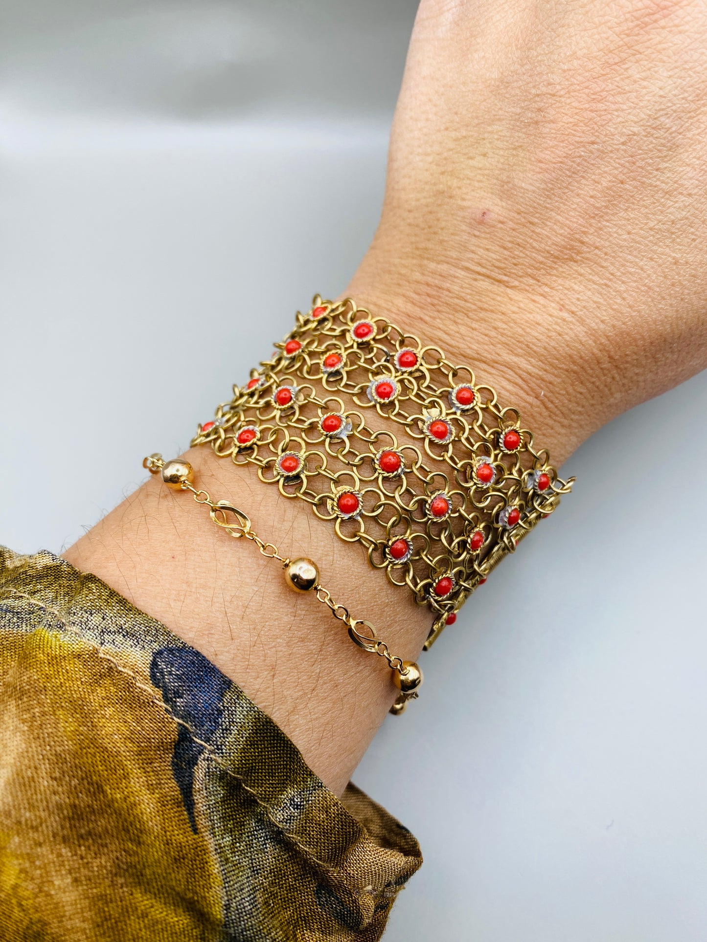 Bracelet vintage 70s – Manchette ajourée dorée & cabochons corail