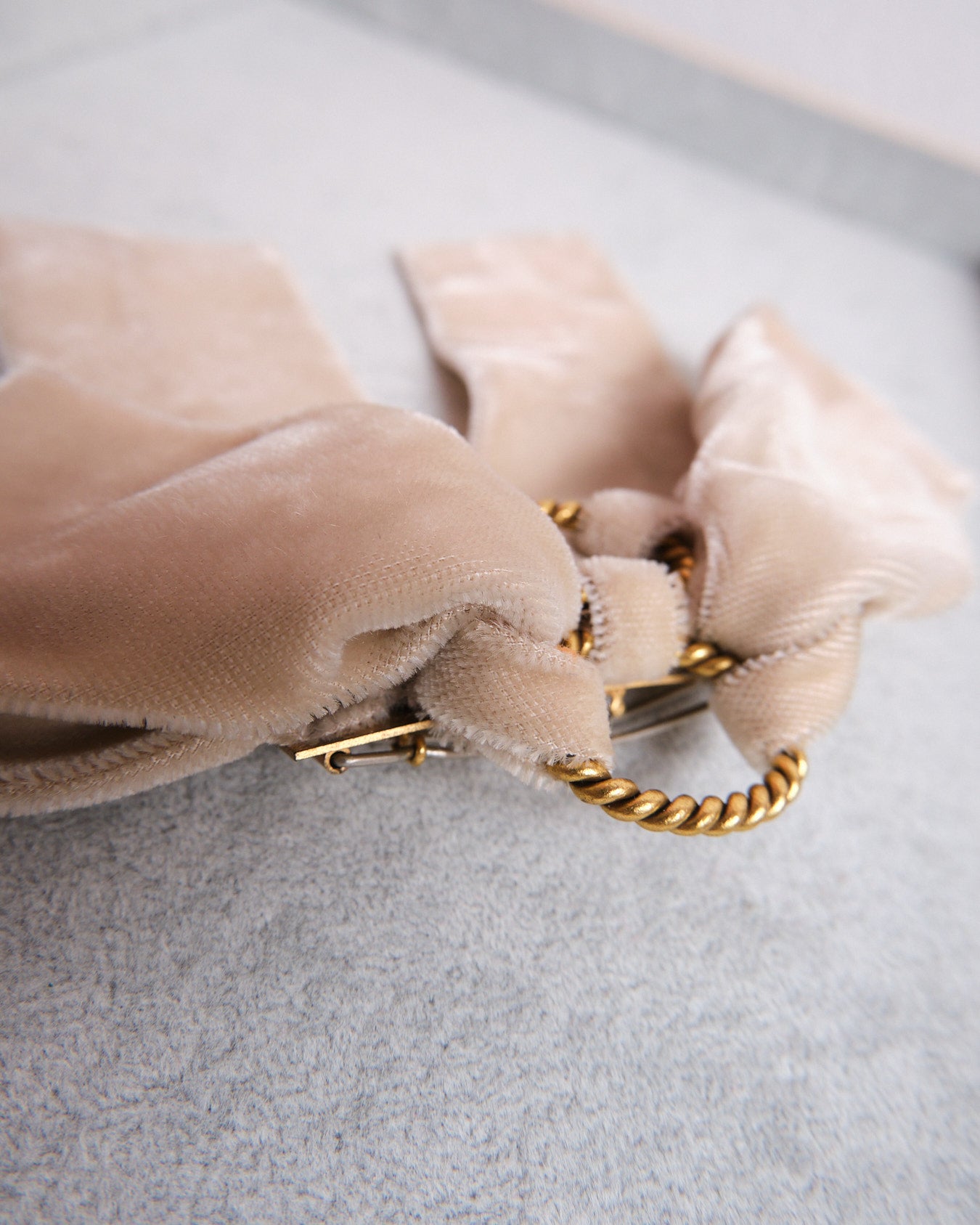Barrette vintage en velours beige signée Arifior Creazioni